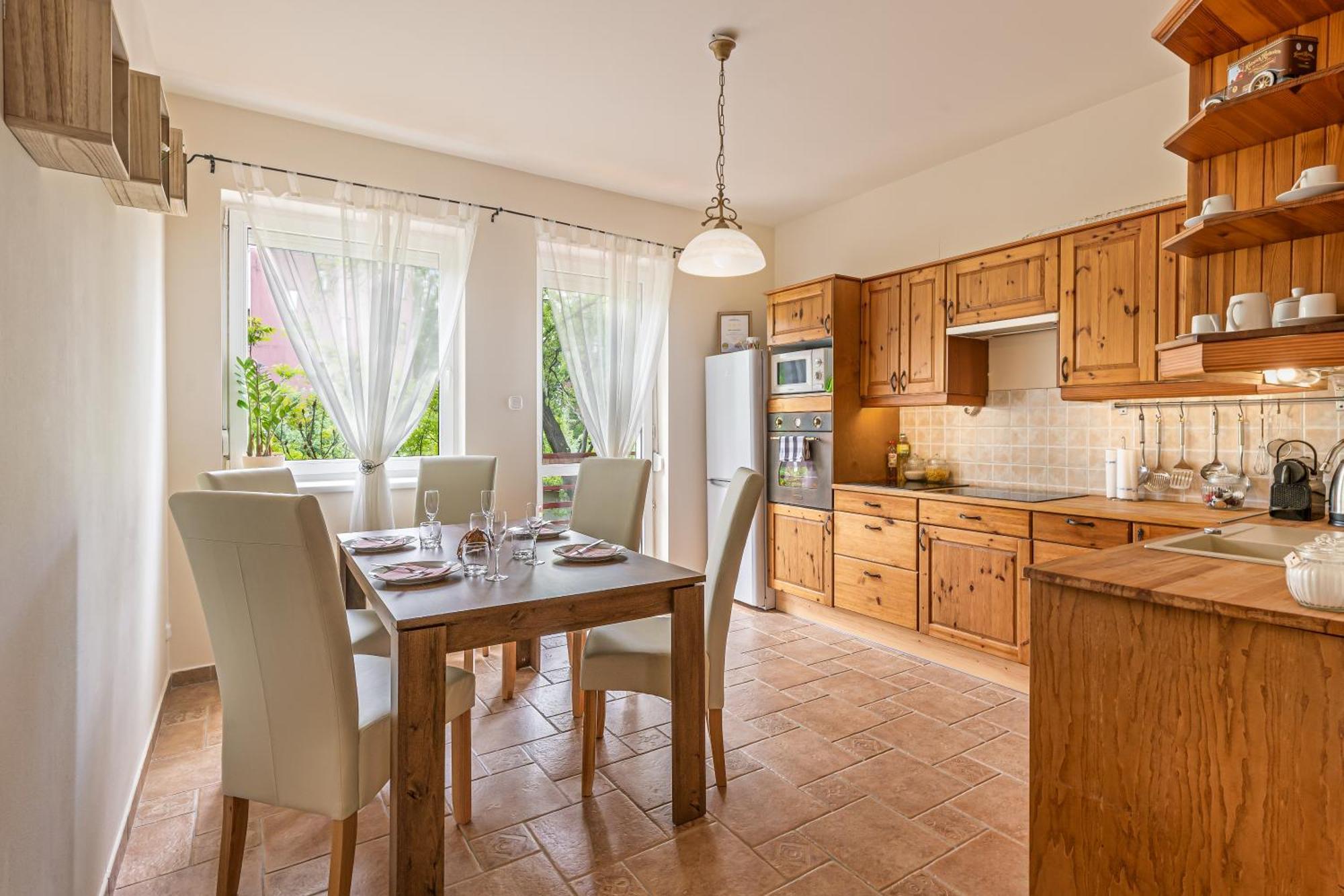 Kiraly Csaladi Apartman- Royal Family #freegarage Apartament Budapesta